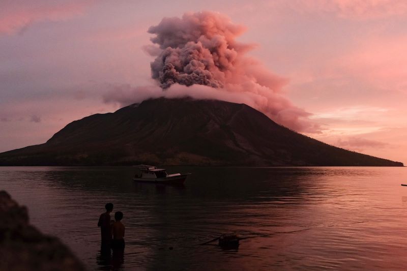 -ثوران-بركان-جبل-روانغ-في-إندونيسيا