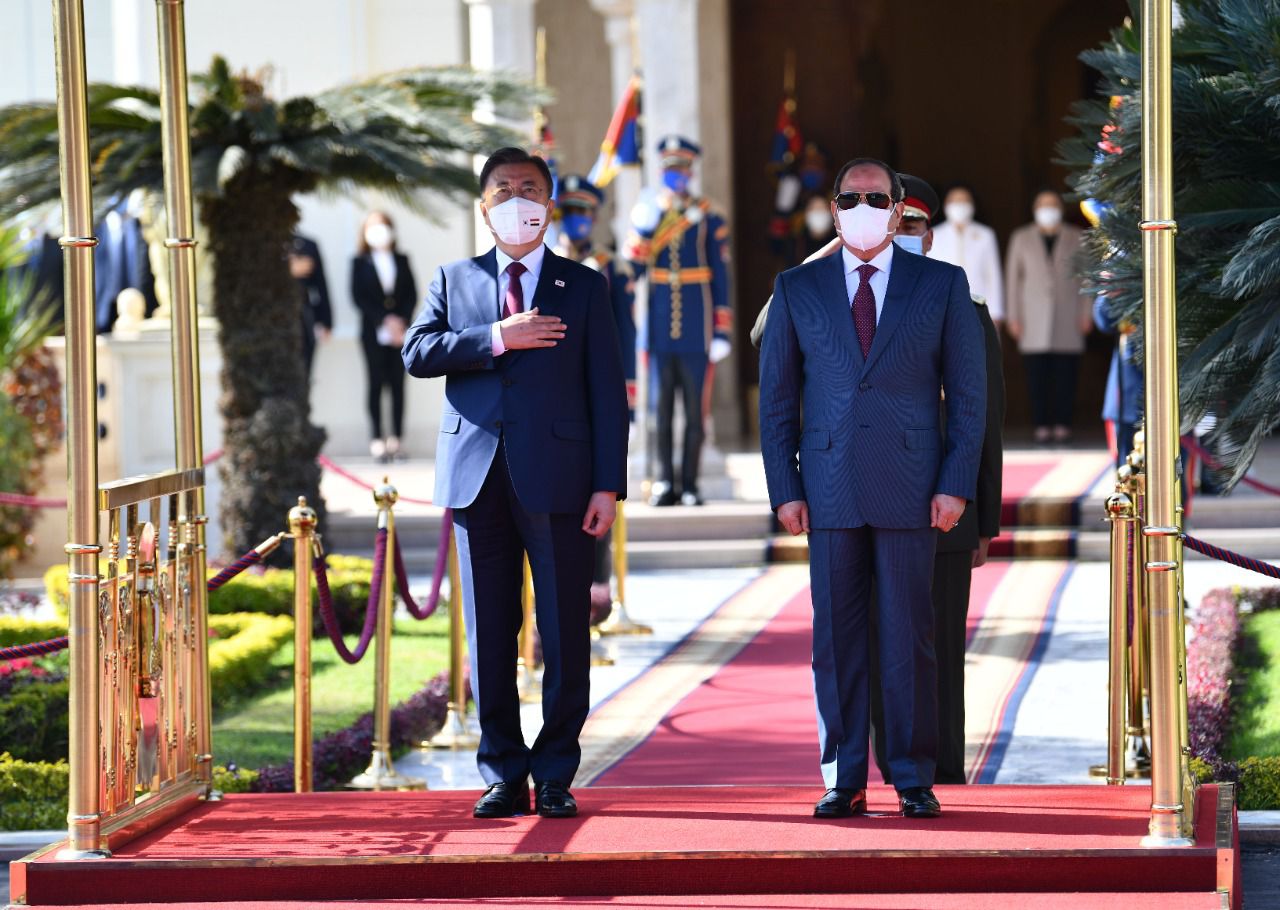 الرئيس السيسي يستقبل نظيره الكوري مون جيه في مستهل زيارته الرسمية للقاهرة
