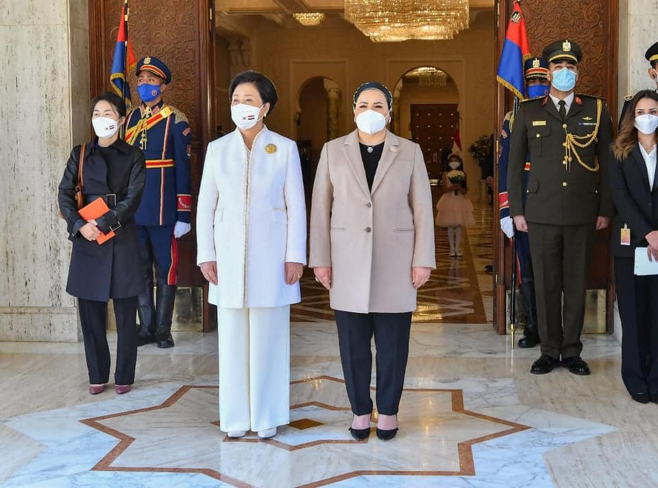السيدة انتصار السيسي تستقبل قرينة رئيس كوريا الجنوبية في قصر الاتحادية