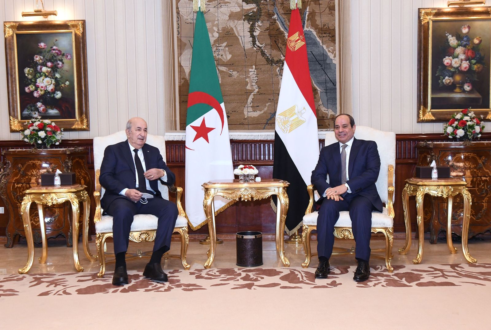 متحدث الرئاسة ينشر صور استقبال الرئيس عبد الفتاح السيسي لنظيره الجزائري