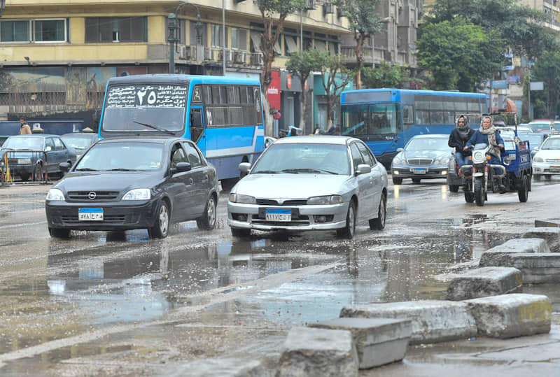 شوارع القاهرة تتحول إلى بركة كبيرة في يوم  التلج  وفرق لشفط المياه وتسيير المرور