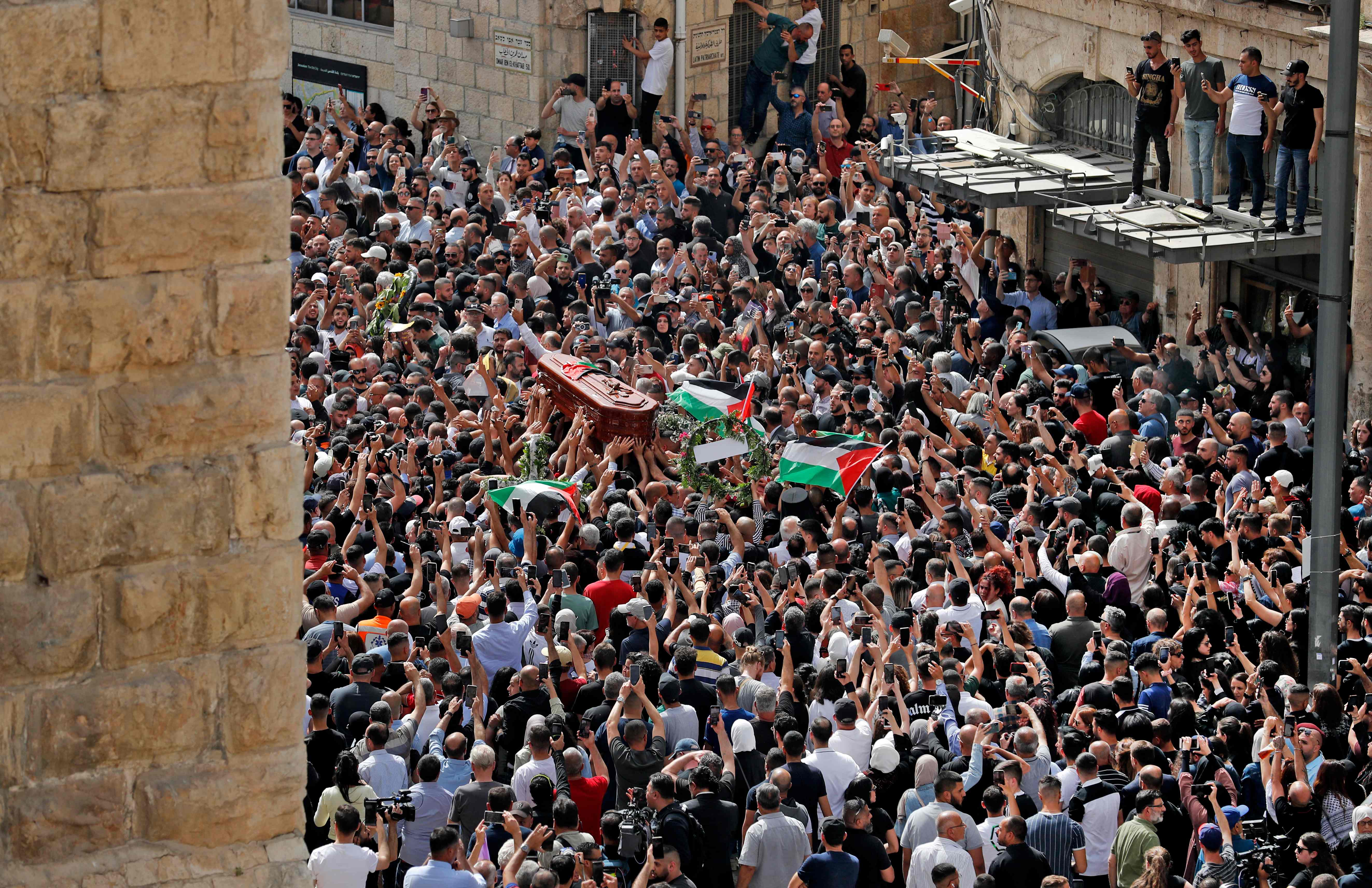 تشييع مهيب لجثمان شيرين أبو عاقلة بأعلام فلسطين في القدس
