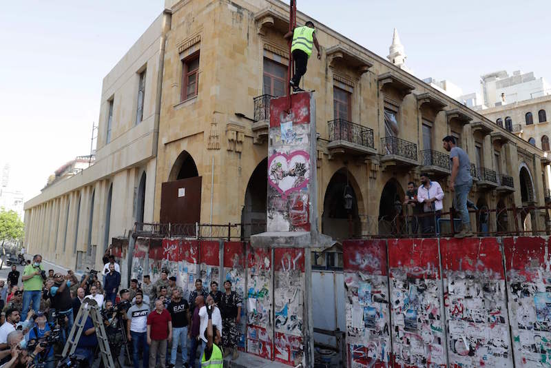 لبنان تزيل الحاجز الخرساني أمام مبنى البرلمان في بيروت