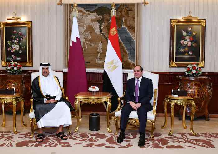 الرئيس السيسى يستقبل أمير دولة قطر تميم بن حمد آل ثاني بمطار القاهرة