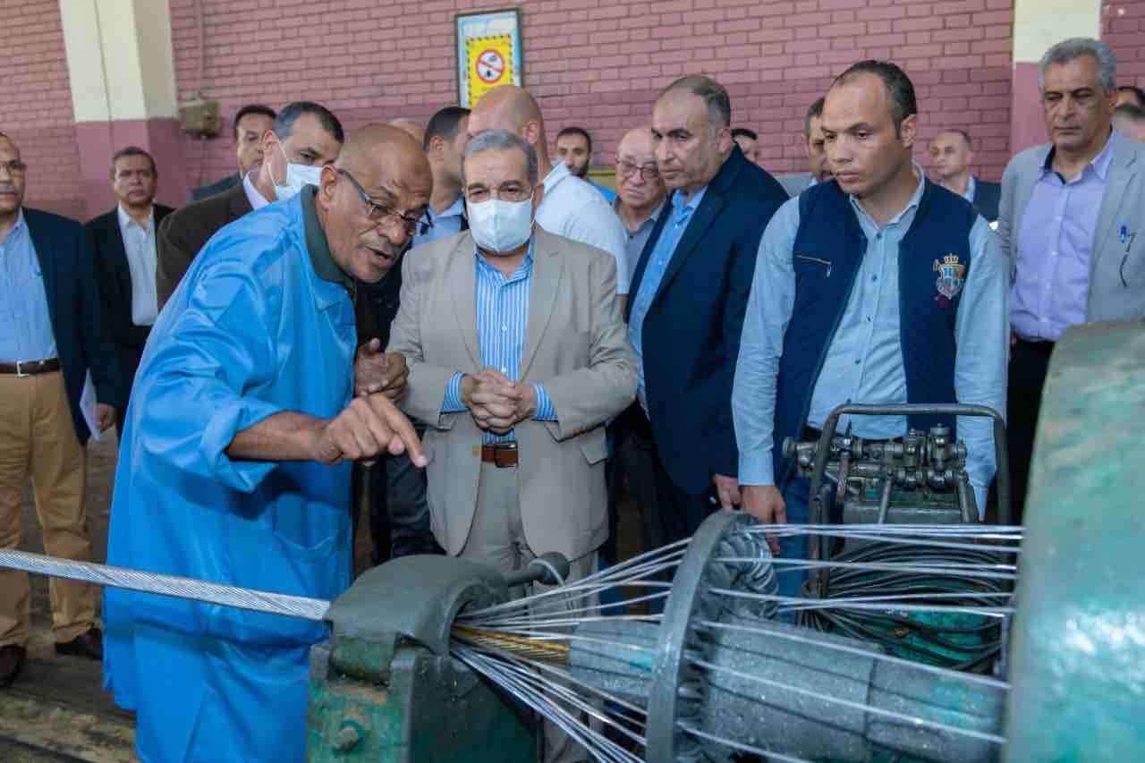  وزير الدولة للإنتاج الحربي  يتفقد  شركة حلوان للصناعات الغير حديدية 