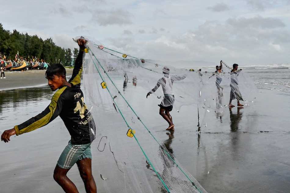 صيد الأسماك في خليج البنغال في تكناف ببنجلاديش