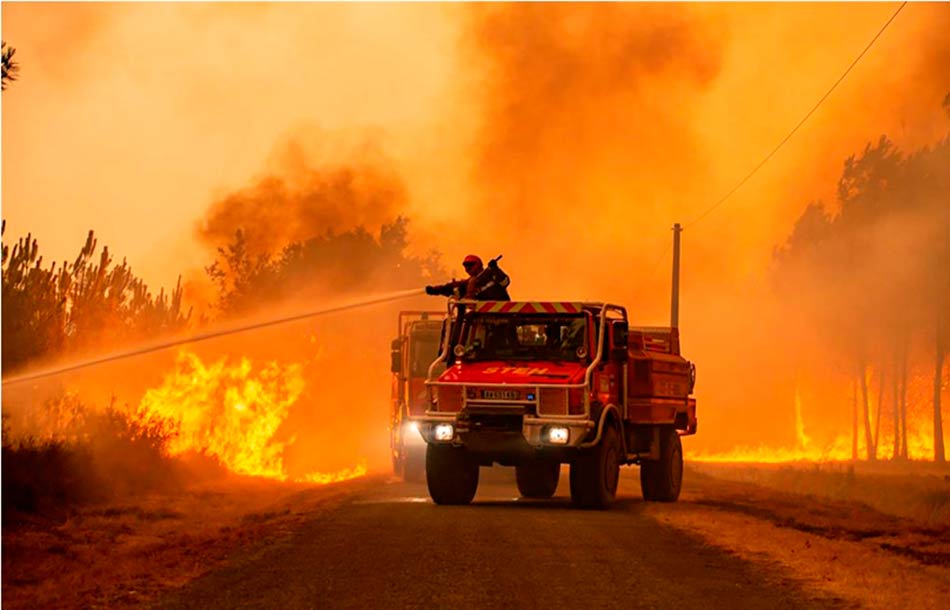 رجال الإطفاء يكافحون حرائق الغابات في فرنسا
