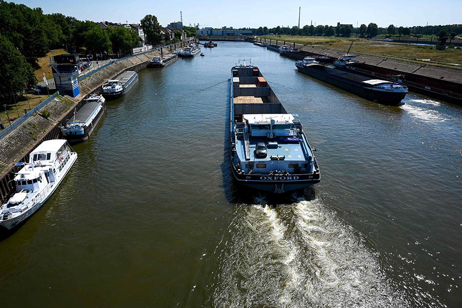 انخفاض مستويات المياه فى  نهر الراين  يؤثر على حركة العبارات وسفن الركاب