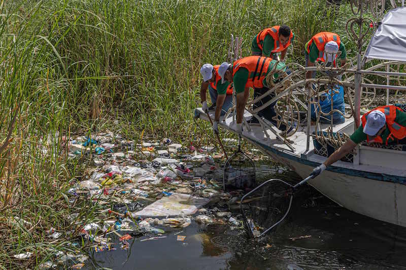 متطوعون يقومون بحملة تنظيف في نهر النيل بالقرب من بعض القرى في القاهرة الكبرى