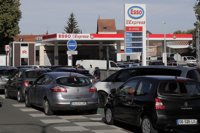 تكدس السيارات أمام محطات البنزين في فرنسا بسبب نقص الوقود