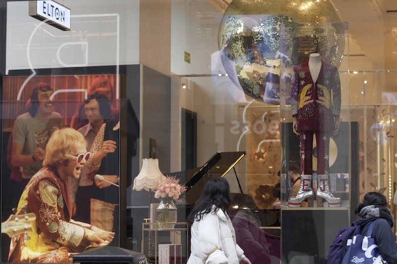 متجر في لندن يخصص جزء بداخله لبيع أزياء إلتون جون قبل جولة المغني الإنجليزي الغنائية في بريطانيا