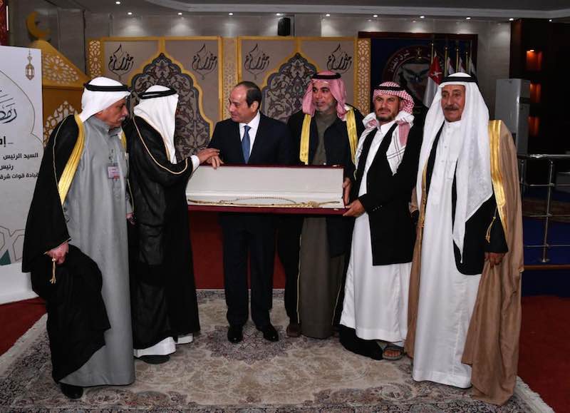 هدية تذكارية من شيوخ سيناء للرئيس السيسي بمناسبة ذكرى انتصار العاشر من رمضان 