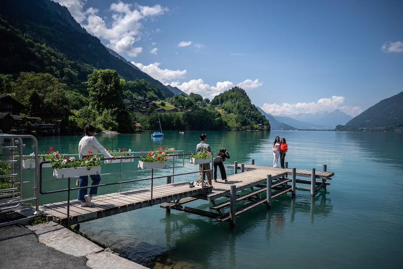 بحيرة برينز في جبال الألب السويسرية تجذب الزوار