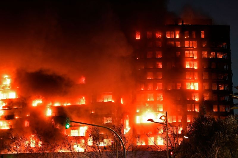 حريق هائل في مبنى سكني متعدد الطوابق في فالنسيا 