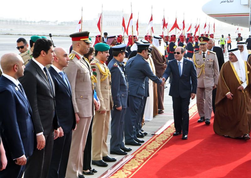 وصول الرئيس السيسى إلي العاصمة البحرينية المنامة للمشاركة فى القمة العربية الـ