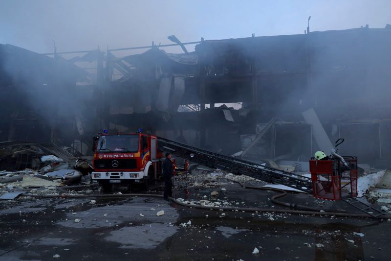 السيطرة علي حريق مستودع للأغذية في أوكرانيا