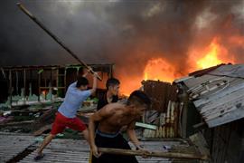 حريق هائل في الفلبين يمتد لأكثر من 1000 منزل بمدينة ماندوليونج