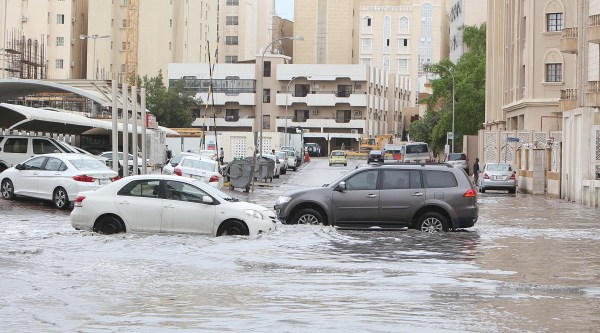 العاصمة القطرية الدوحة تغرق في مياه الأمطار (أ ف ب)