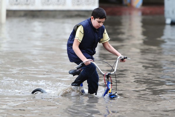 العاصمة القطرية الدوحة تغرق في مياه الأمطار (أ ف ب)