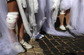 "الأبيض ما يغطي الاغتصاب".. شعار تظاهرات لبنان ضد قانون عدم ملاحقة المغتصب لضحيته إذا تزوجها