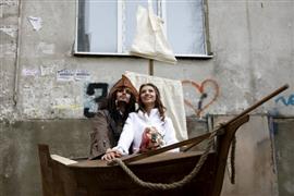 الزواج على طريقة "قراصنة الكريبي".. مصور روسي يرتدي ملابس "جاك سبارو" في فرحه