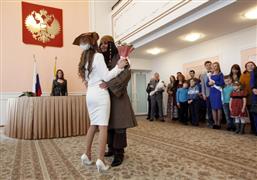 الزواج على طريقة "قراصنة الكريبي".. مصور روسي يرتدي ملابس "جاك سبارو" في فرحه