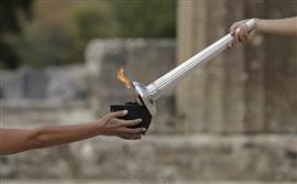الشعلة الأولمبية تبدأ رحلتها من "أولمبيا القديمة" في اليونان استعدادًا للألمبياد الشتوية في كوريا ال