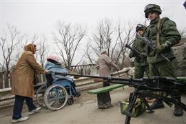 جنود روس يحرسون الحدود الروسية الأوكرانية