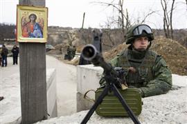 جنود روس يحرسون الحدود الروسية الأوكرانية