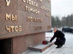 بوتين يضع إكليلًا من الزهور على قبور ضحايا الحرب العالمية الثانية