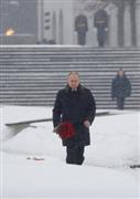 بوتين يضع إكليلًا من الزهور على قبور ضحايا الحرب العالمية الثانية
