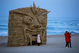 أعمال فنية من "القش والخشب" على شواطئ مدينة بيونج تاشنج الكورية