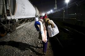مهاجرون بأمريكا الوسطي يتحركون في كارافان انتظارًا للقطار المقبل في رحلتهم