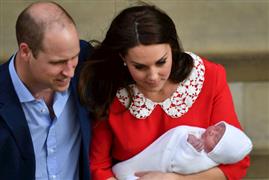 الأمير ويليام وزوجته كيت ميدلتون يضعون مولودهم الجديد في لندن