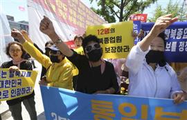 احتجاجات عمال المطاعم الكوريين الشماليين في الجارة الجنوبية ضد قرار عودتهم لبلادهم