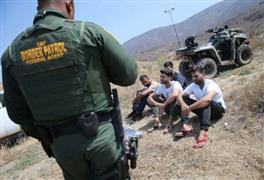 قوات حرس الحدود الأمريكية تقبض على مجموعة من المهاجرين غير الشرعيين على الحدود المكسيكية