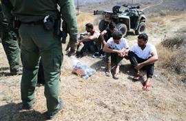 قوات حرس الحدود الأمريكية تقبض على مجموعة من المهاجرين غير الشرعيين على الحدود المكسيكية