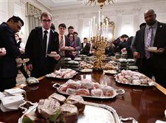 عيد للوجبات السريعة في البيت الأبيض بحضور الرئيس الأمريكي