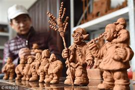 مزارع صيني  يصنع أكثر من 3 ألاف  تمثال من  الطين في 29 عامًا