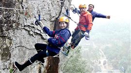 يبلغ من العمر 69 عاما.. مبتور ساقين يتسلق الصخور بعد نجاحه في تسلق جبل تشومولانغما بالصين