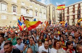 مظاهرات حاشدة في برشلونة لمناهضة دعوات انفصال إقليم كتالونيا عن إسبانيا