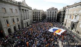 مظاهرات حاشدة في برشلونة لمناهضة دعوات انفصال إقليم كتالونيا عن إسبانيا