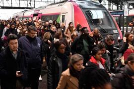 الإضراب يصيب مترو فرنسا بالشلل