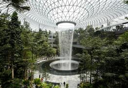 أكبر شلال مياه داخلي في العالم داخل مبنى تجاري في سنغافورة