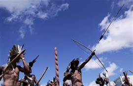 السكان الأصليون في البرازيل يحتجون على طريقتهم في العاصمة برازيليا للمطالبة بحقوقهم