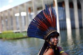 السكان الأصليون في البرازيل يحتجون على طريقتهم في العاصمة برازيليا للمطالبة بحقوقهم