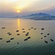 صيادون يرسمون غروب الشمس بالقوارب فى الصين