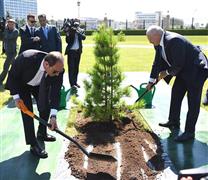 الرئيس السيسي يشارك رئيس بيلاروسيا في زرع شجرة صداقة بحديقة القصر الرئاسي بمينسك