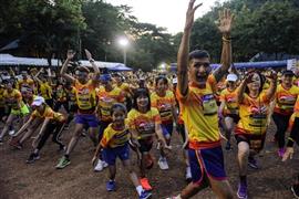 الآلاف يشاركون في ماراثون احتفالي في تايلاند بمناسبة مرور عام على إنقاذ "أطفال الكهف"
