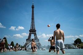 باريس والصيف.. ضحك ولعب وحب تحت ظلال نهر السين وبرج إيفل